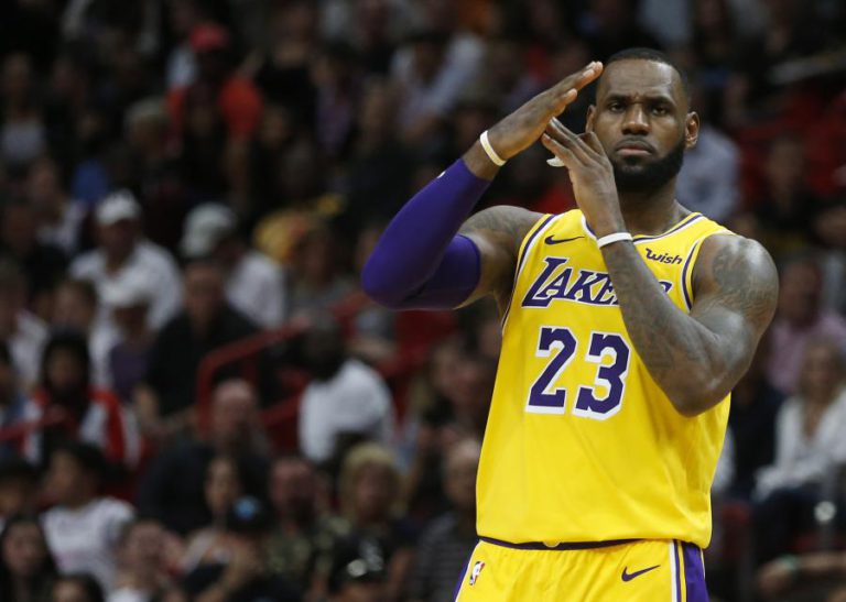 LEBRON REGRESSA COM TRIUNFO A CLEVELAND E CAMPEÕES WARRIORS ESTÃO EM CRISE NA NBA