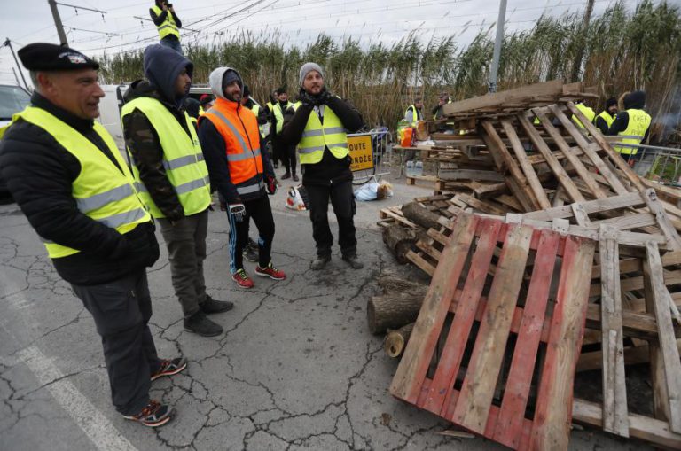 PROTESTOS DOS ‘COLETES AMARELOS’ NA REUNIÃO DEIXAM 16 POLÍCIAS FERIDOS