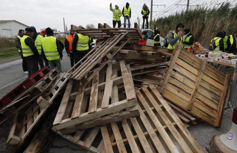 MOVIMENTO “COLETES AMARELOS” PROMETE BLOQUEAR PARIS NO PRÓXIMO SÁBADO