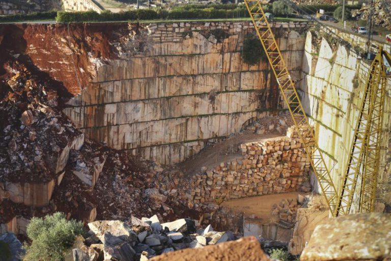 AUTORIDADES AVALIAM CONDIÇÕES DE SEGURANÇA PARA O RESGATE NA PEDREIRA EM BORDA