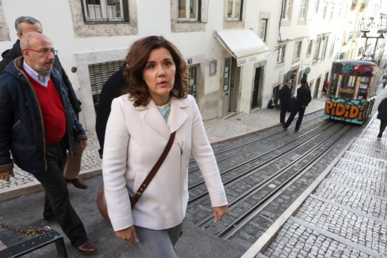 ASSUNÇÃO CRISTAS REITERA QUE CDS-PP É A “ÚNICA ALTERNATIVA GOVERNATIVA”