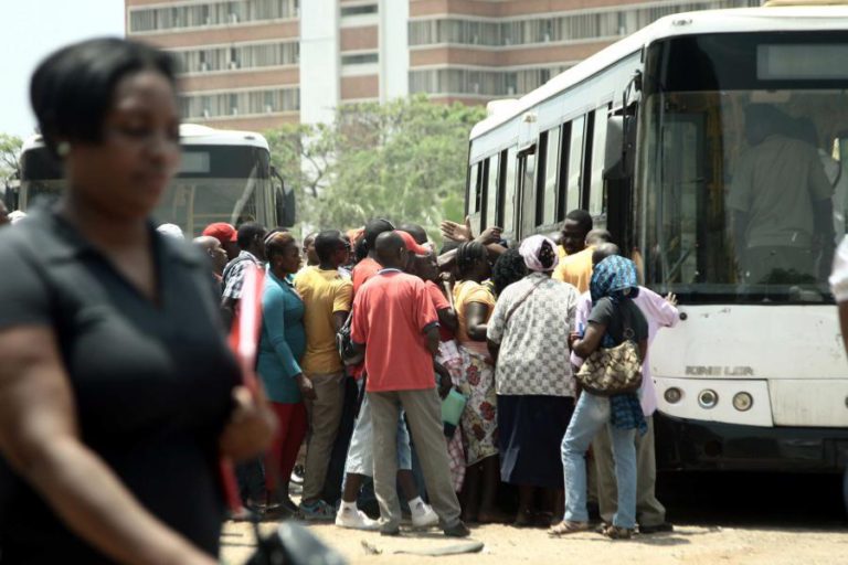 TRANSPORTES DE LUANDA SEM DISPOSITIVOS DE APOIO A PASSAGEIROS COM DEFICIÊNCIA