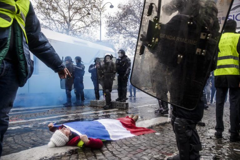 MINISTRO FRANCÊS ATRIBUI RESPONSABILIDADE DE DISTÚRBIOS EM PARIS À EXTREMA DIREITA