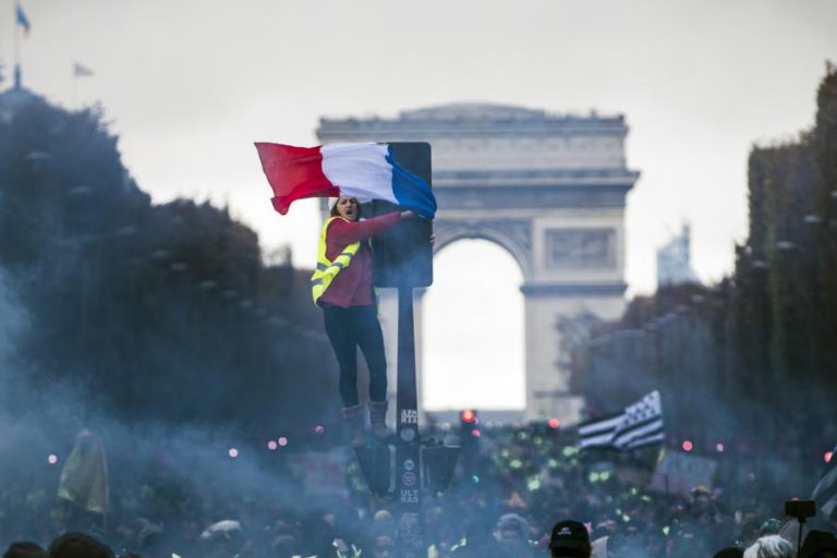MARINE LE PEN DIZ NUNCA TER APELADO À VIOLÊNCIA EM MANIFESTAÇÃO EM PARIS