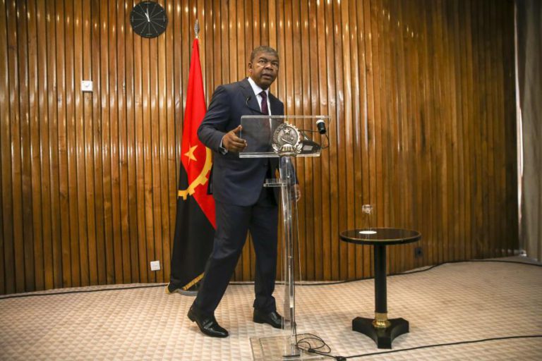 LÍDER DO MPLA DIZ QUE BAIXA DO PREÇO DO PETRÓLEO NÃO DEVE DESANIMAR EM ANGOLA