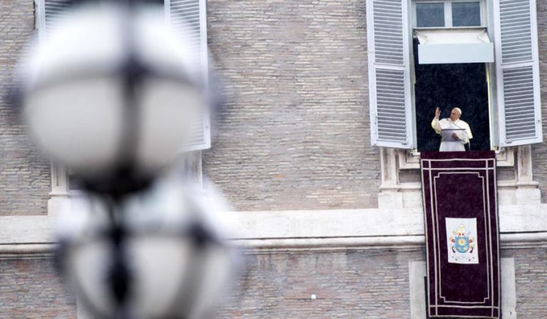 PAPA DIZ QUE CONSUMISMO “É UMA DOENÇA” CONTRA A GENEROSIDADE