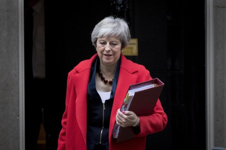 MAY DEFENDE NO PARLAMENTO QUE ACORDO GARANTE MENOR IMPACTO ECONÓMICO