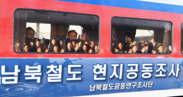 COMBOIO SUL-COREANO ENTRA PELA PRIMEIRA VEZ NA COREIA DO NORTE AO FIM DE UMA DÉCADA