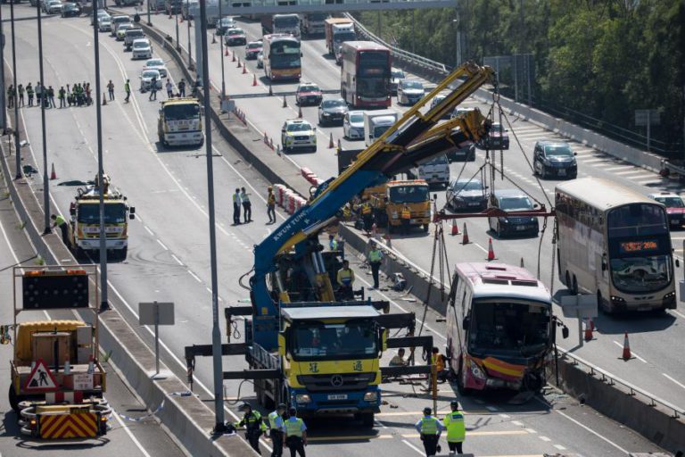 CINCO MORTOS E 30 FERIDOS EM ACIDENTE RODOVIÁRIO EM HONG KONG