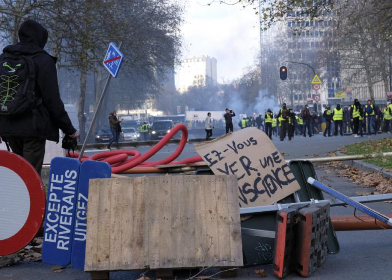 MOVIMENTO ‘COLETES AMARELOS’ CHEGA A BRUXELAS EM CONFRONTO COM POLÍCIA