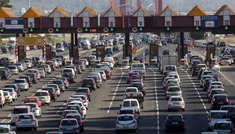 PONTE 25 DE ABRIL CORTADA AO TRÂNSITO NO SENTIDO LISBOA-ALMADA DEVIDO A ACIDENTE
