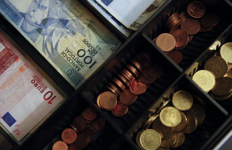 CIDADÃOS AINDA TÊM MAIS DE 96 MILHÕES DE EUROS EM NOTAS DE ESCUDO