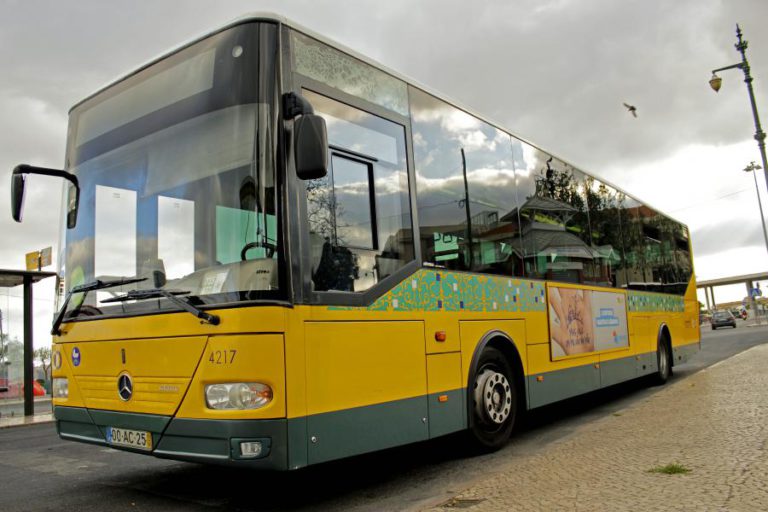 QUINZE NOVOS AUTOCARROS DAS CARRIS COMEÇAM A CIRCULAR EM LISBOA NA SEXTA-FEIRA