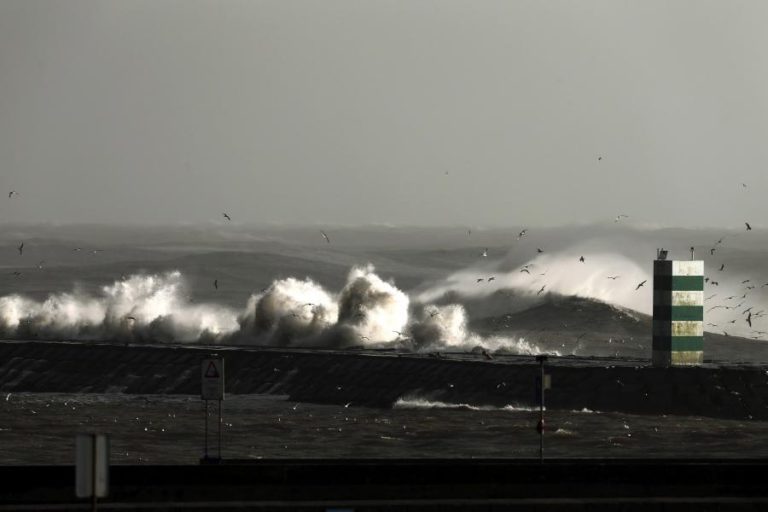 COSTA PORTUGUESA SOB AVISO AMARELO DEVIDO À AGITAÇÃO MARÍTIMA