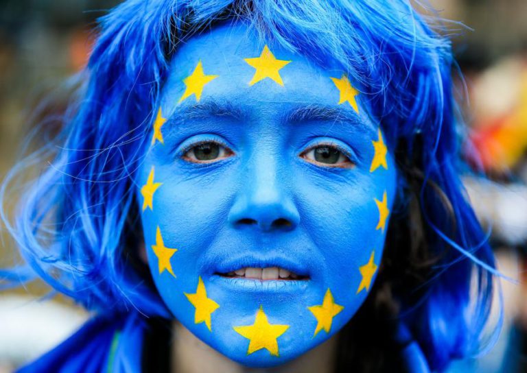 PORTUGUESES ENTRE OS EUROPEUS QUE MAIS CONFIAM NA UE