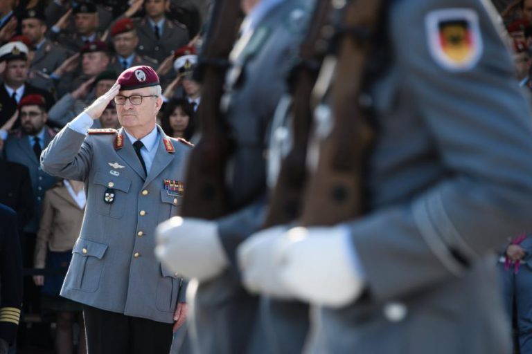 FORÇAS ARMADAS ALEMÃS CONSIDERAM RECRUTAR CIDADÃOS DA UNIÃO EUROPEIA