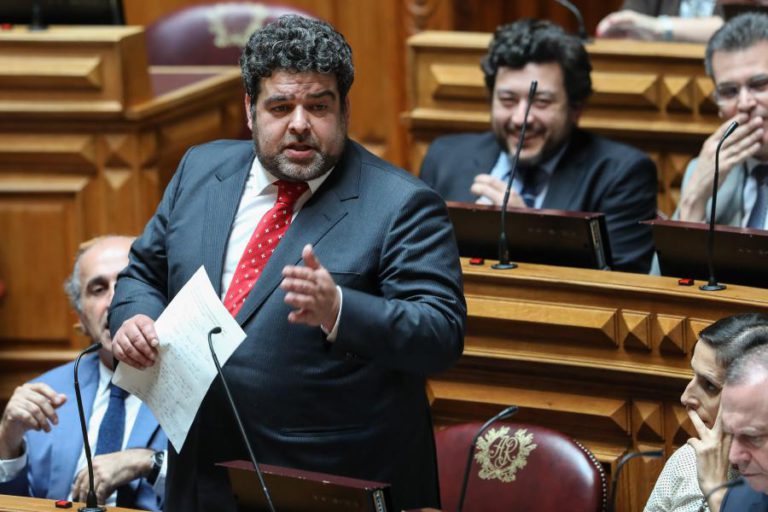 ROCHA ANDRADE COM PASTA DA FISCALIDADE E WANDA GUIMARÃES COM O TRABALHO NA BANCADA DO PS