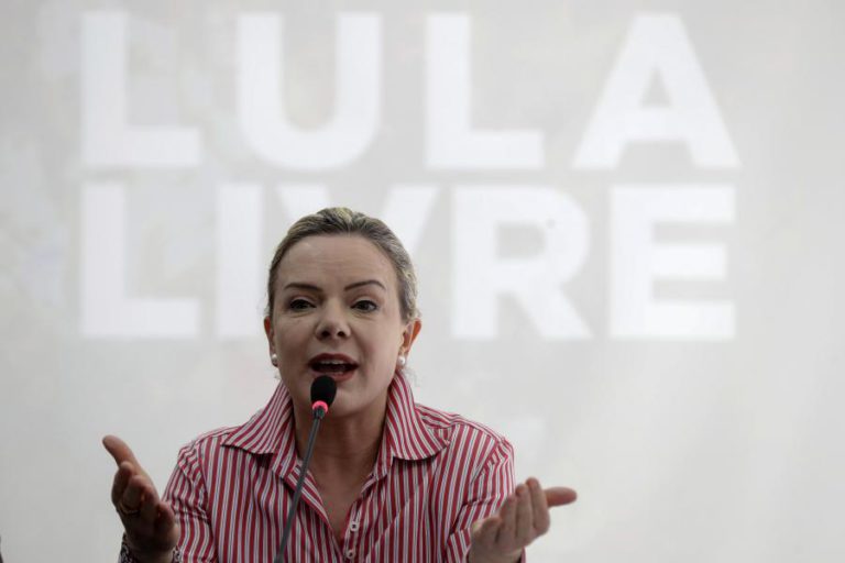 PRESIDENTE DO PT DIZ QUE ESPERA LIBERTAÇÃO DE LULA DA SILVA AINDA ESTA QUARTA-FEIRA