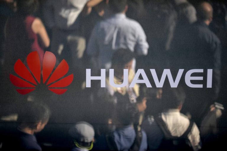 DIRETORA FINANCEIRA DA HUAWEI LIBERTADA SOB FIANÇA