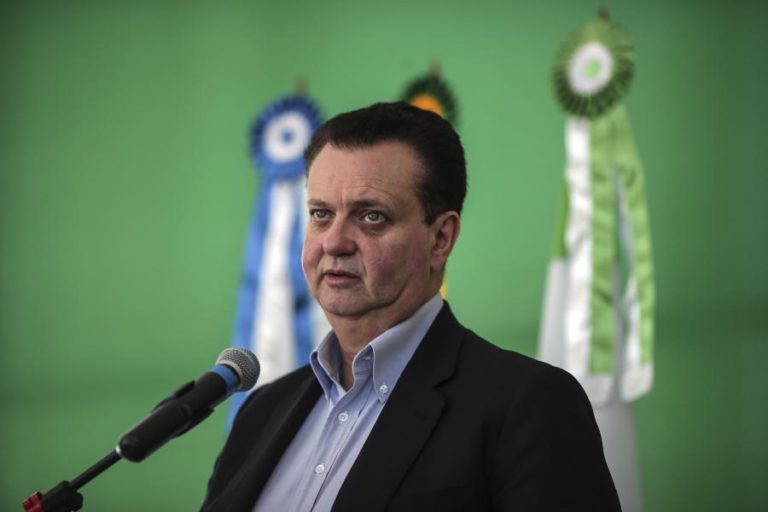 POLÍCIA BRASILEIRA FAZ BUSCAS EM CASA DE MINISTRO SUSPEITO DE CORRUPÇÃO