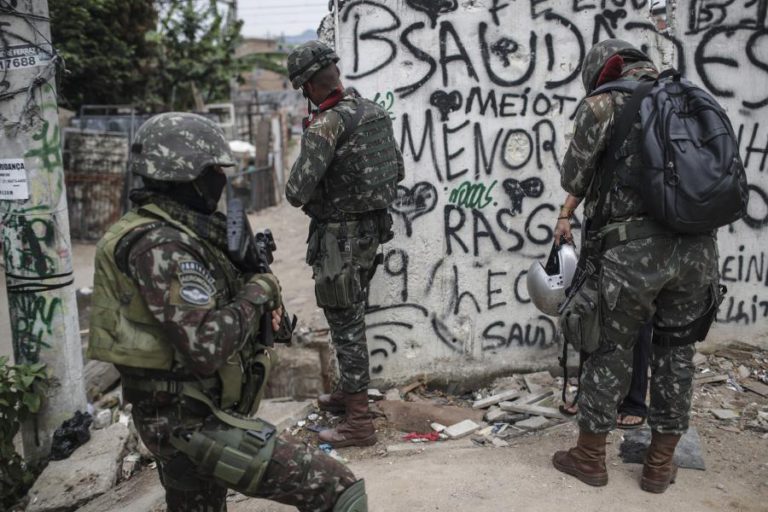 MAIS DE 4.700 MILITARES REALIZAM OPERAÇÕES EM 13 FAVELAS DO RIO DE JANEIRO