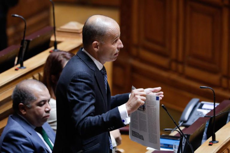 CDS-PP AFIRMA-SE “ÚNICA ALTERNATIVA” A GOVERNO SOCIALISTA QUE COBRA DEMAIS PARA O QUE FAZ