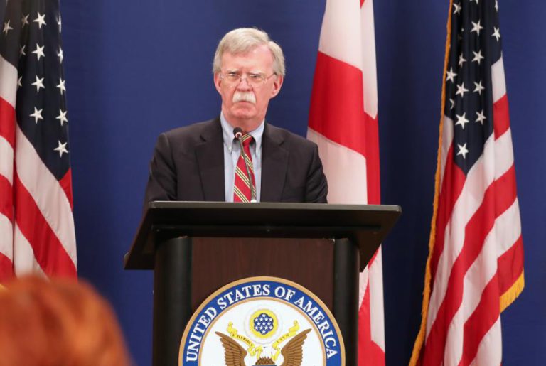 BOLTON GARANTE QUE NÃO HAVERÁ FUTURA REUNIÃO ENTRE TRUMP E PUTIN