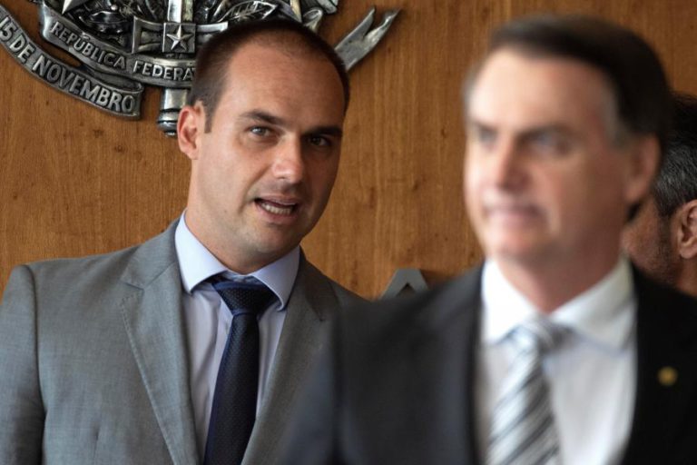 FILHO DE BOLSONARO QUER REFERENDO SOBRE PENA DE MORTE NO BRASIL MAS PRESIDENTE AFASTA HIPÓTESE