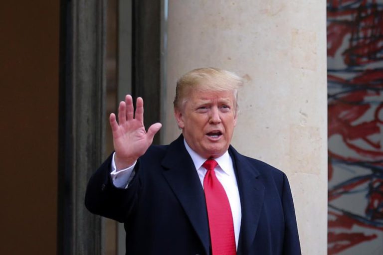 TRUMP RESPONDE A CRÍTICAS DE TILLERSON E DIZ QUE É “ESTÚPIDO QUE NEM UM CALHAU”