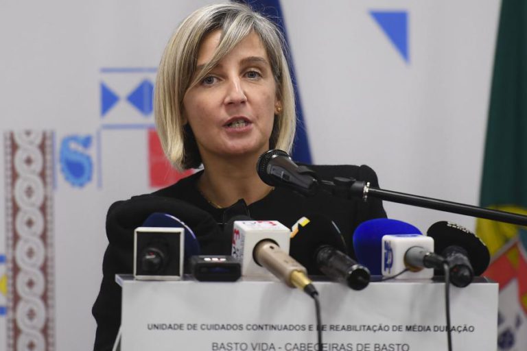 MINISTRA REÚNE-SE COM ADMINISTRAÇÕES DE HOSPITAIS PARA REMARCAÇÃO DE CIRURGIAS