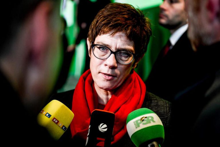 ANNEGRET KRAMP-KARRENBAUER SUBSTITUI MERKEL NA LIDERANÇA DA CDU