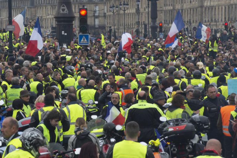 GOVERNO FRANCÊS DIZ QUE HÁ “COLETES AMARELOS” QUE QUEREM O CAOS EM FRANÇA