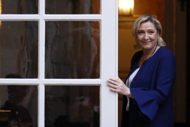 MARINE LE PEN PEDE A MACRON “RESPOSTAS FORTES” A “SOFRIMENTO” DOS COLETES AMARELOS