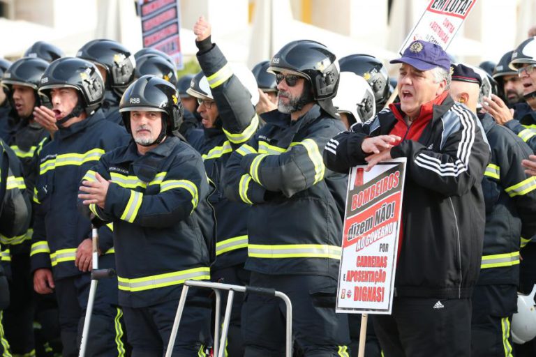 BOMBEIROS EM PROTESTO DERRUBAM GRADES NA PRAÇA DO COMÉRCIO