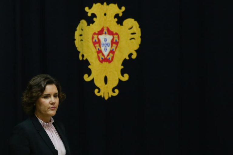 ASSUNÇÃO CRISTAS CONSIDERA QUE UM DEPUTADO REGISTAR OUTRO “CONFIGURA UMA ILEGALIDADE GRAVÍSSIMA”