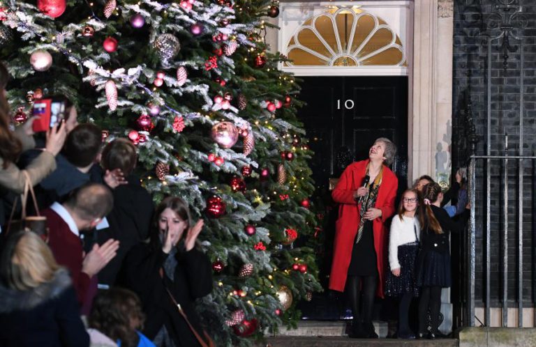 MAY DIZ QUE LUTARÁ COM TODAS AS SUAS FORÇAS CONTRA MOÇÃO DE CENSURA