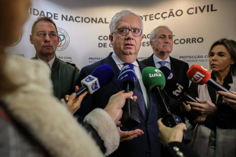 MINISTRO DA ADMINISTRAÇÃO INTERNA ACUSA LIGA DOS BOMBEIROS DE SER “ABSOLUTAMENTE IRRESPONSÁVEL”