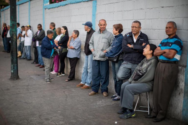 PARLAMENTO VENEZUELANO DECLARA QUE ELEIÇÕES DE DOMINGO SÃO INEXISTENTES