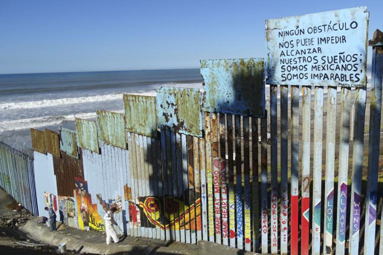 MIGRANTES DESAFIAM RESTRIÇÕES E ATRAVESSAM O MURO PARA OS EUA