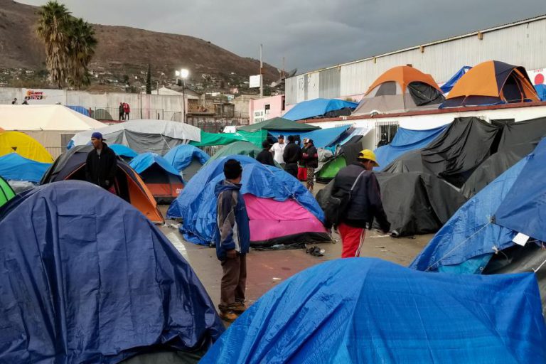 AUMENTAM OS ATAQUES DE MEXICANOS CONTRA A CARAVANA DE MIGRANTES EM TIJUANA