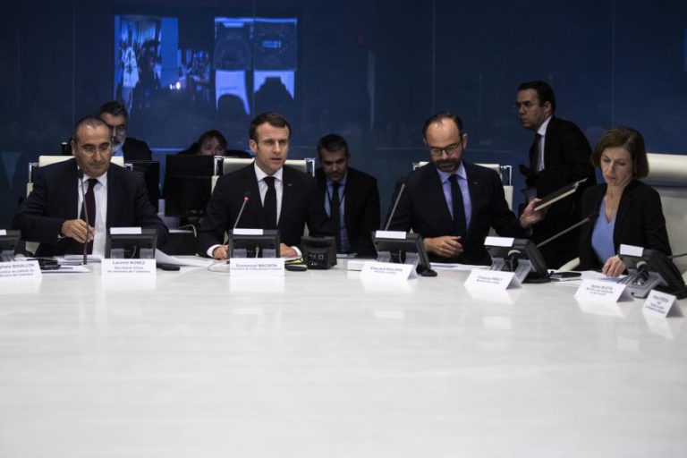 PRESIDENTE FRANCÊS AUMENTA MOBILIZAÇÃO DE MILITARES