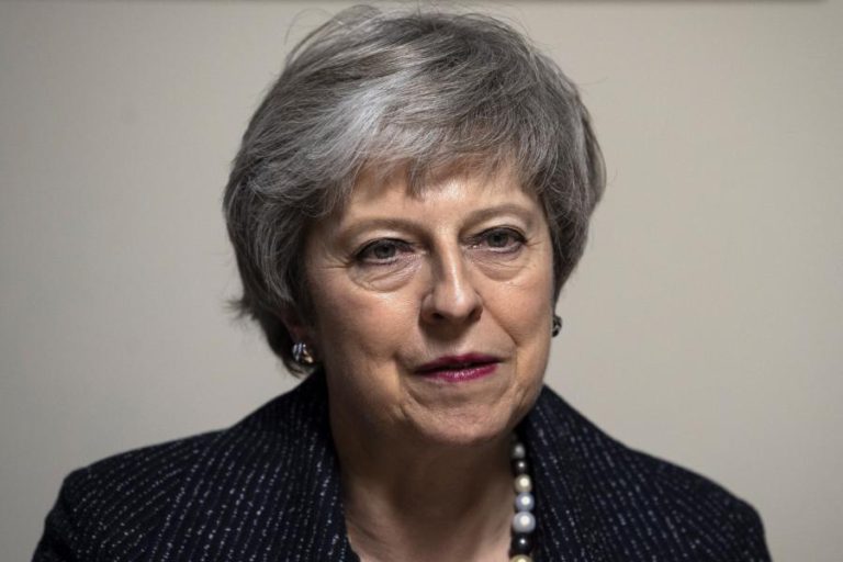 DEPUTADOS CONSERVADORES APRESENTAM MOÇÃO DE CENSURA A THERESA MAY