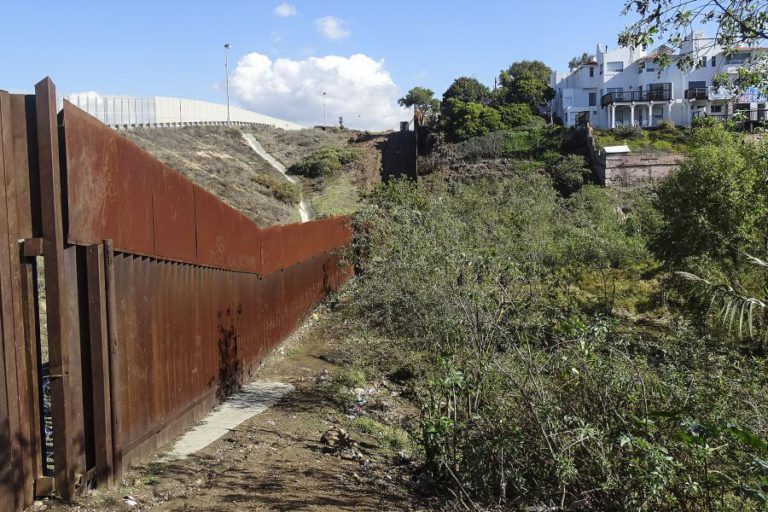 TIJUANA, EPICENTRO DAS CARAVANAS DE MIGRANTES, CONVIVE COM O “MURO DE BERLIM” DA AMÉRICA LATINA