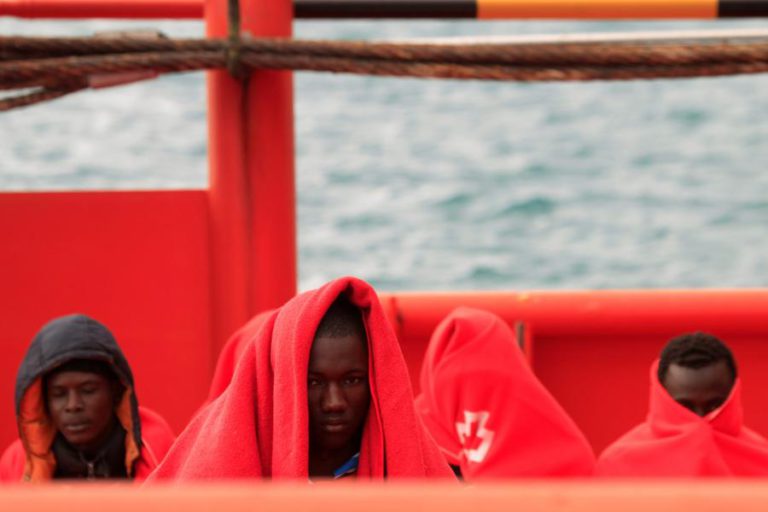 ORGANIZAÇÃO OPEN ARMS DIZ QUE NÃO TEM PORTO PARA DESEMBARCAR 313 IMIGRANTES