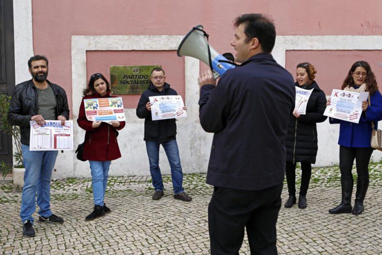 DOCENTES “LESADOS” PELA SEGURANÇA SOCIAL PROTESTAM EM LISBOA PARA EXIGIR RESPOSTAS DE GOVERNO E SINDICATOS