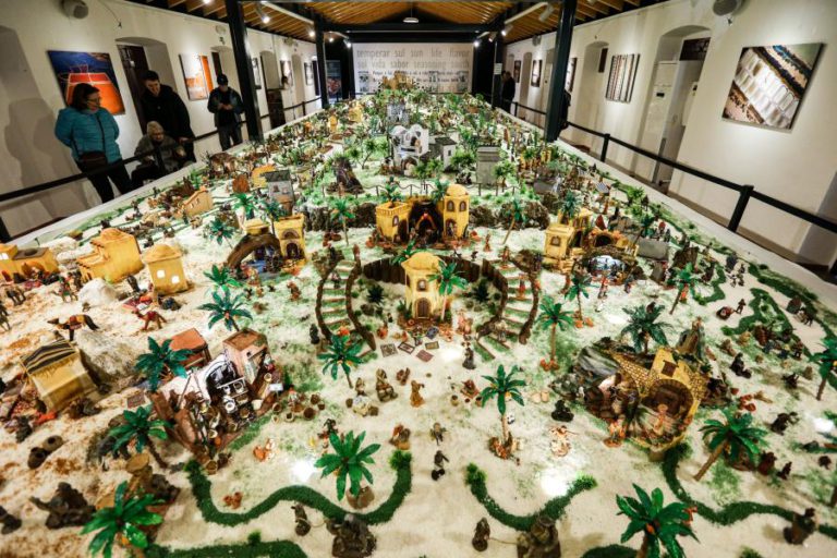 SAL MARINHO COMPÕE PRESÉPIO EM EXIBIÇÃO EM CASTRO MARIM