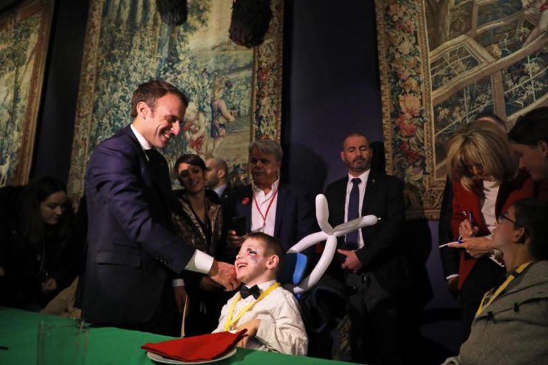 MACRON “LAMENTA MUITO PROFUNDAMENTE” RETIRADA DAS FORÇAS DOS EUA DA SÍRIA