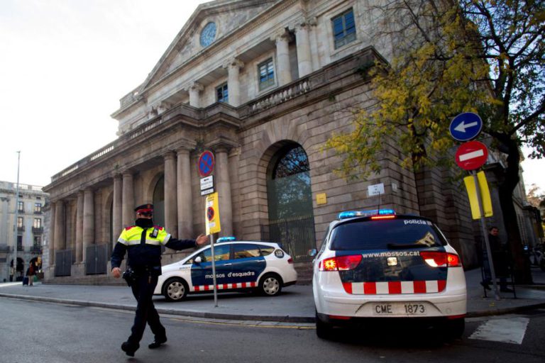 SEPARATISTAS RADICAIS CORTAM ESTRADAS ANTES DE CONSELHO DE MINISTROS EM BARCELONA