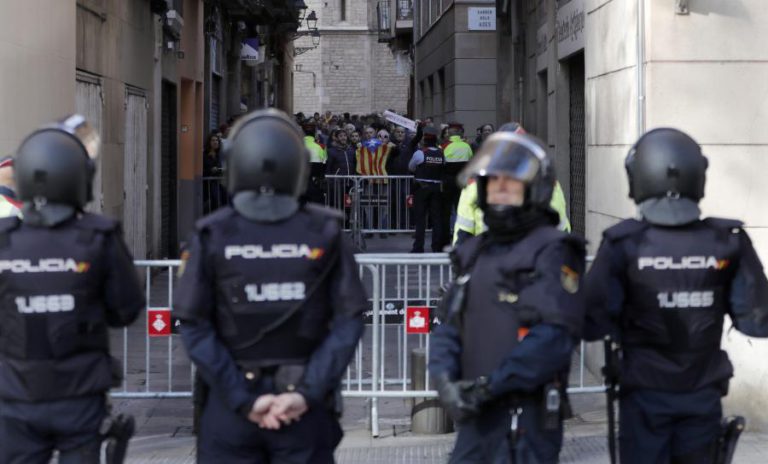 GOVERNO ESPANHOL APROVA MEDIDAS SOCIAIS EM AMBIENTE DE GRANDE TENSÃO EM BARCELONA