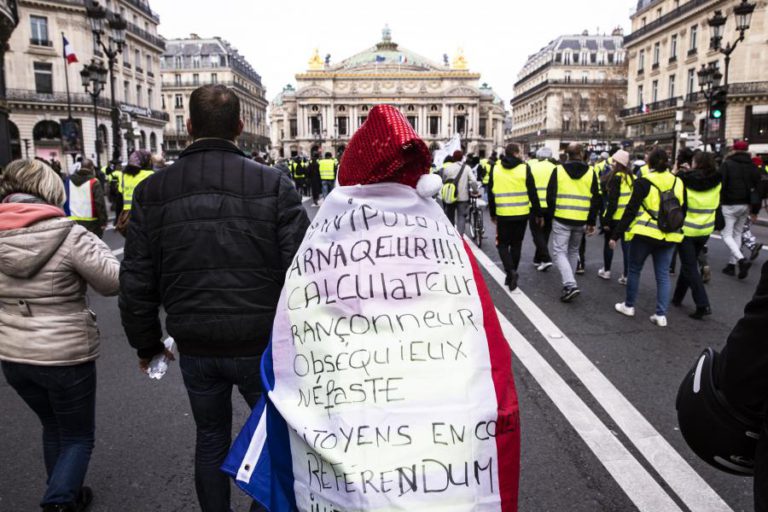 EMMANUEL MACRON PEDE “ORDEM, CALMA E CONCÓRDIA” AOS ‘COLETES AMARELOS’